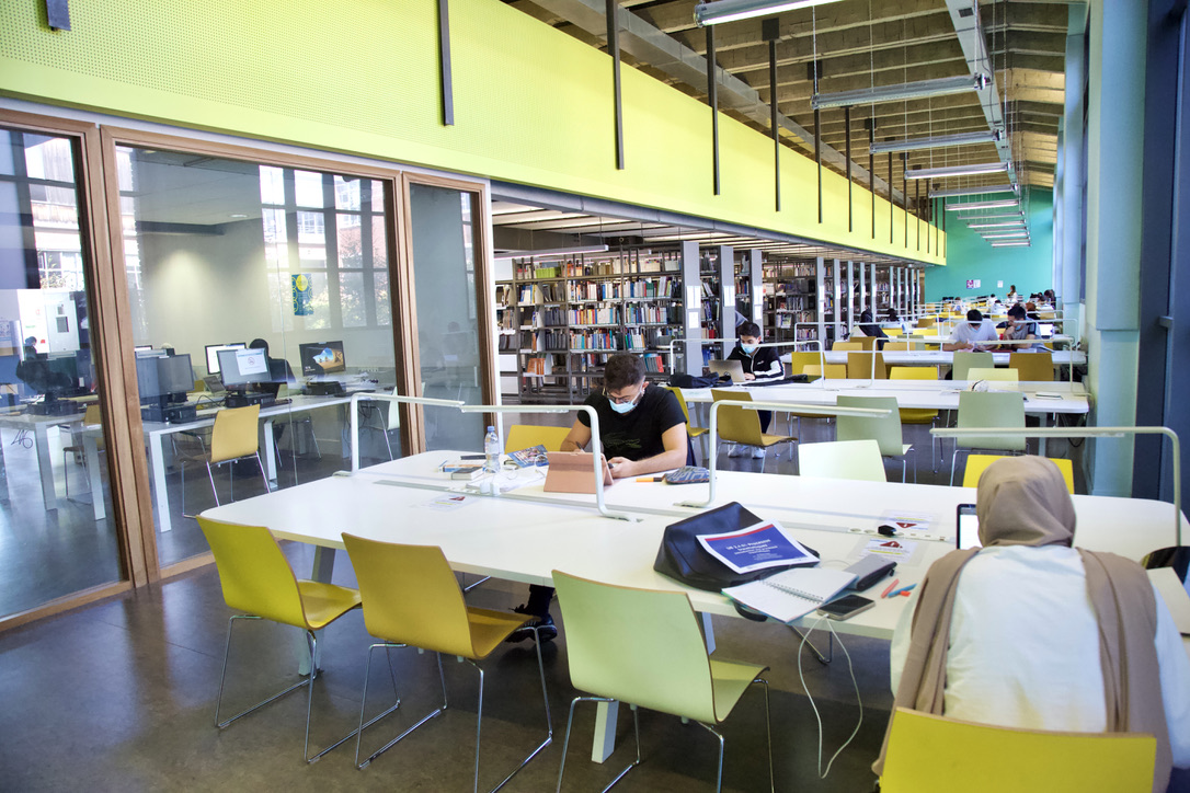 Photo de l'intérieur de la bibliothèque universitaire du campus de Villetaneuse.