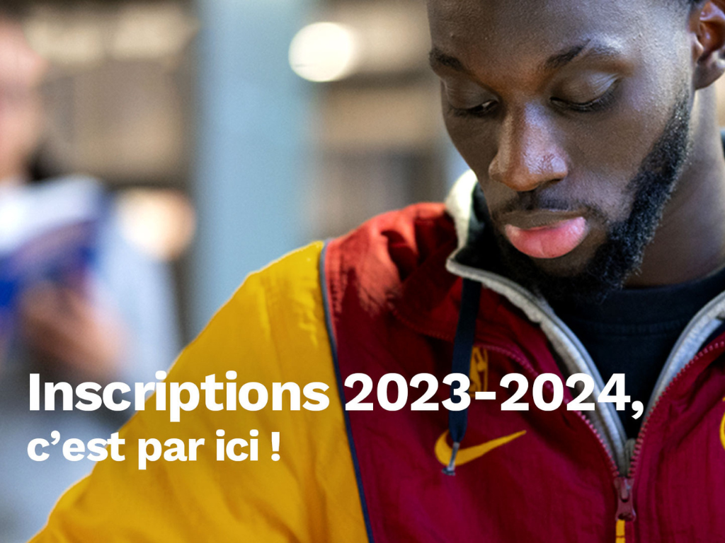 Photo d'un étudiant à la bibliothèque