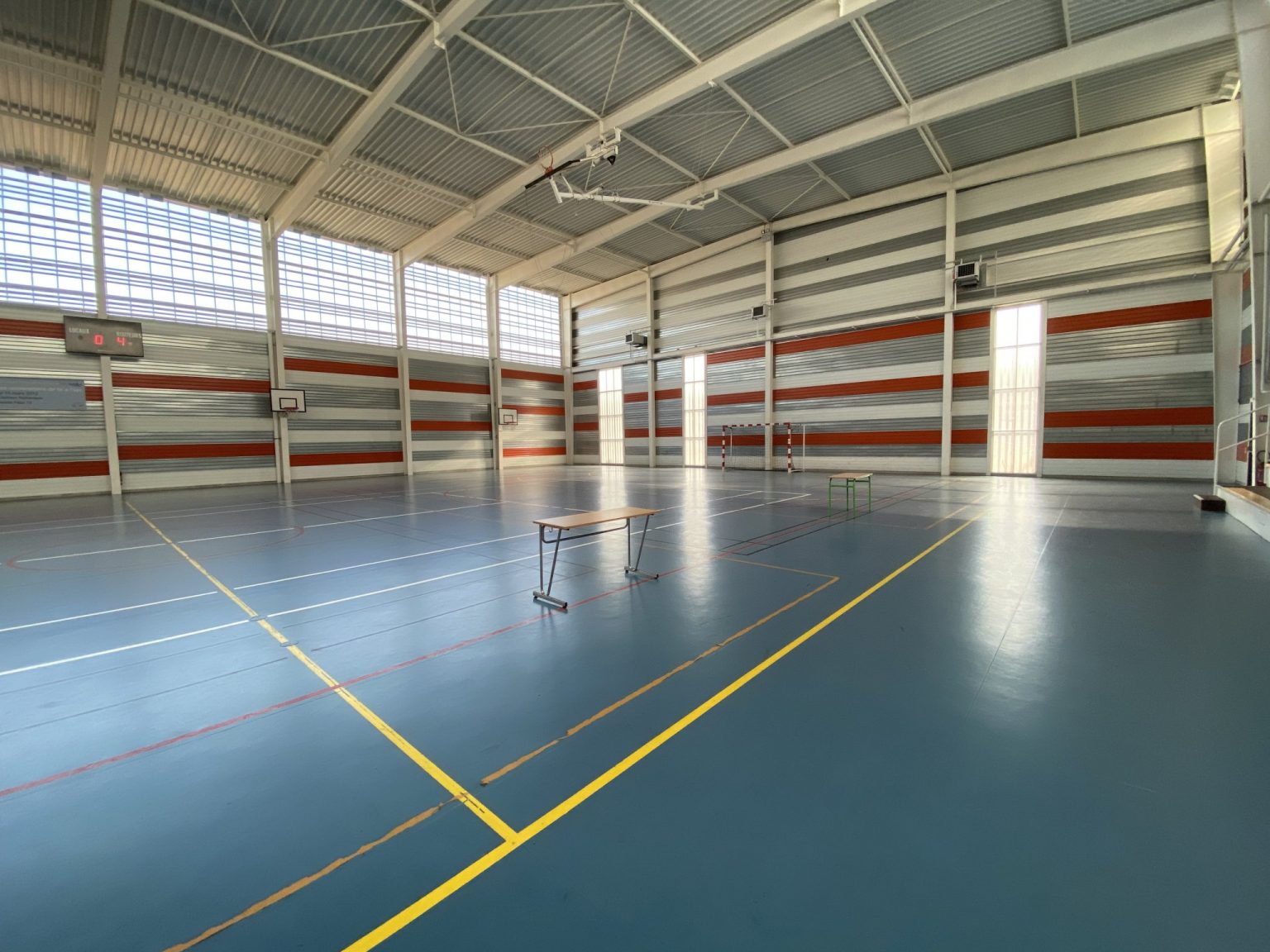 Photo de l'intérieur du gymnase bleu de Villetaneuse