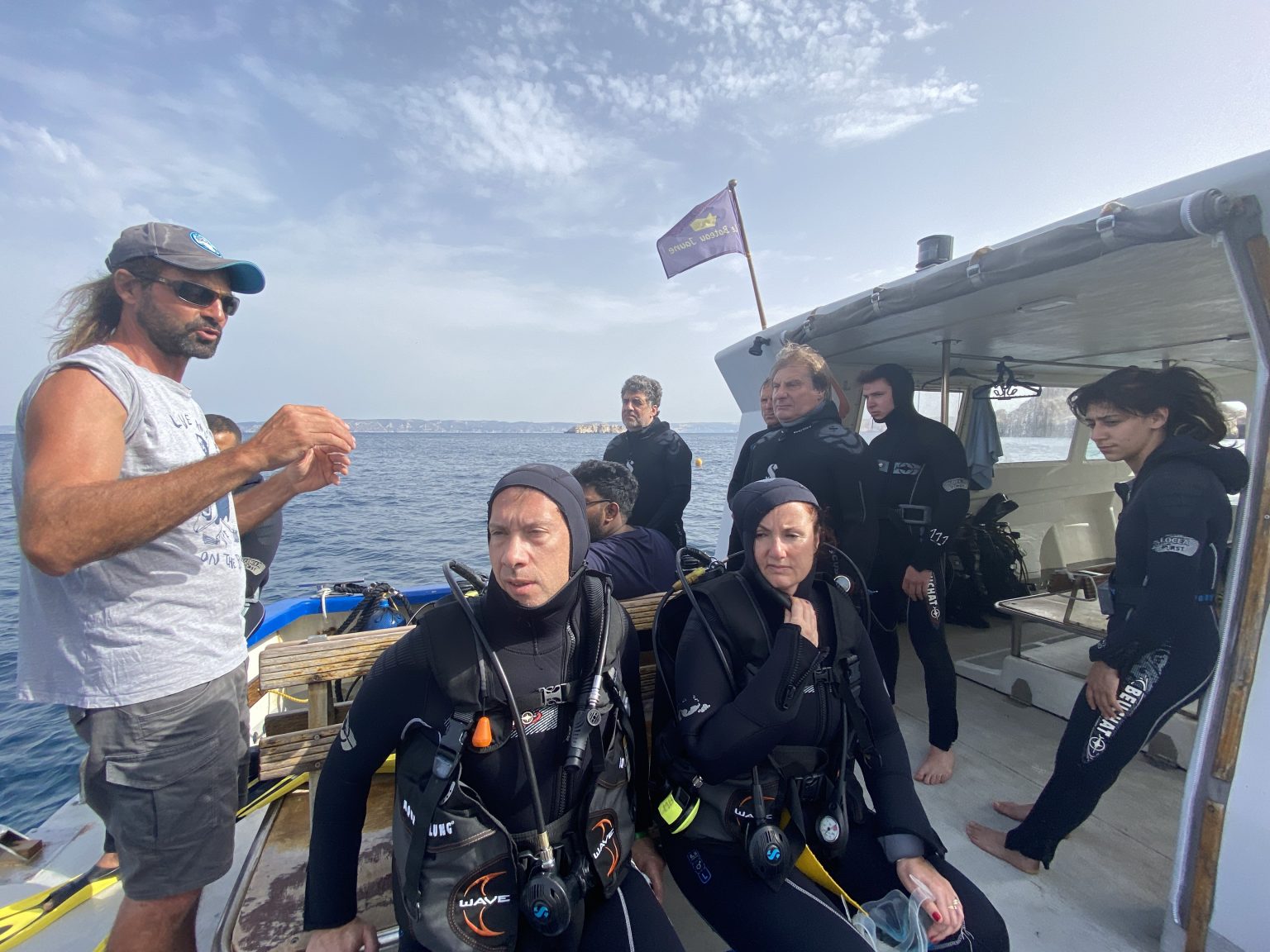 Photo des étudiants et des personnels de l'université sur un bateau, participant au stage de plongée organisé par le Daps.