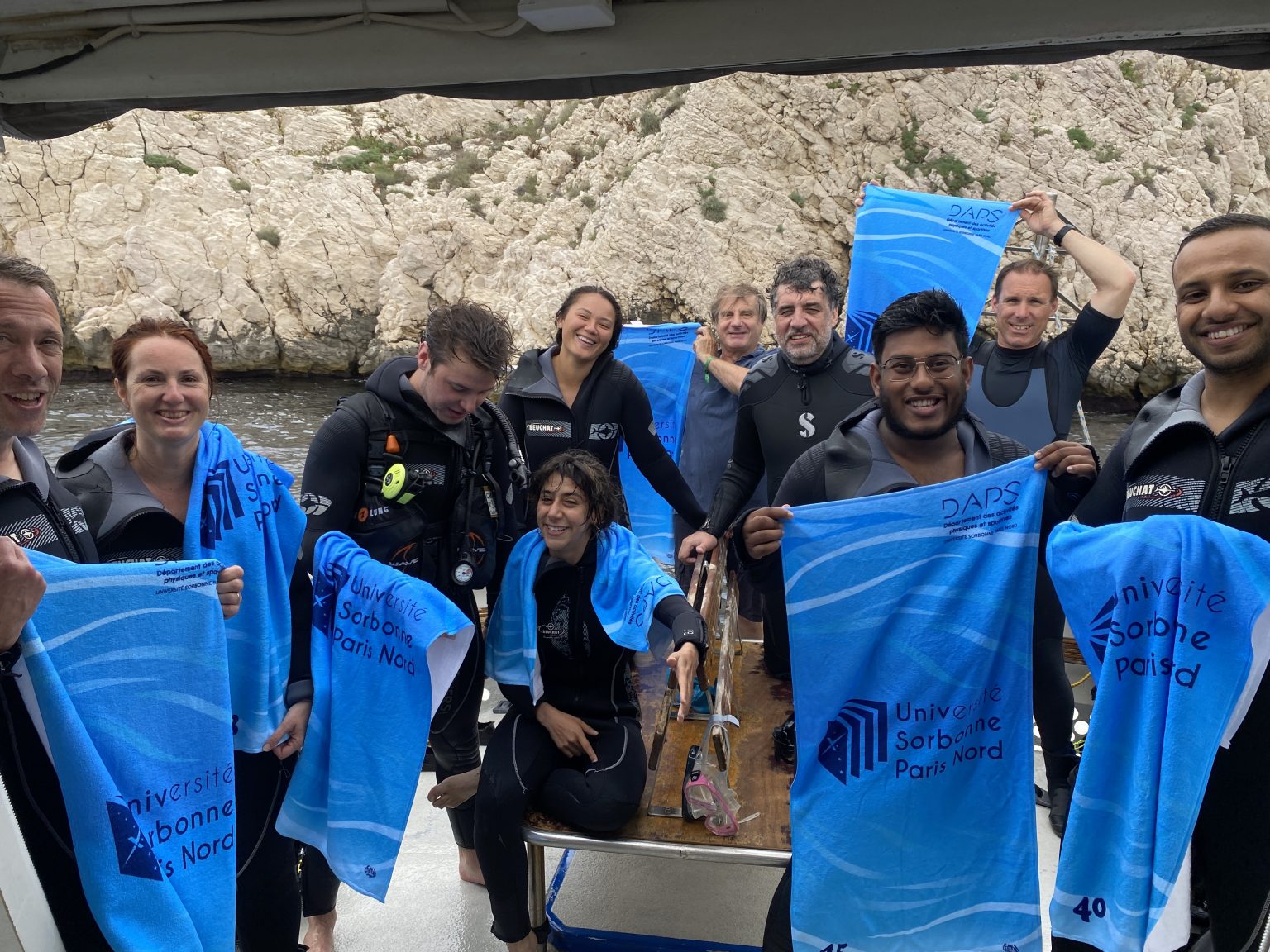 Photo des étudiants et des personnels de l'université sur un bateau, participant au stage de plongée organisé par le Daps.