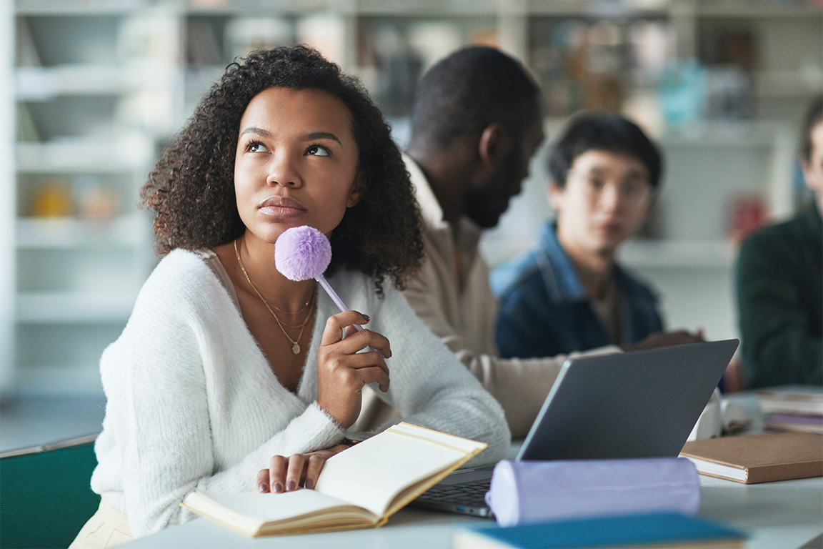 Photo d'une jeune fille s'interrogeant sur son avenir