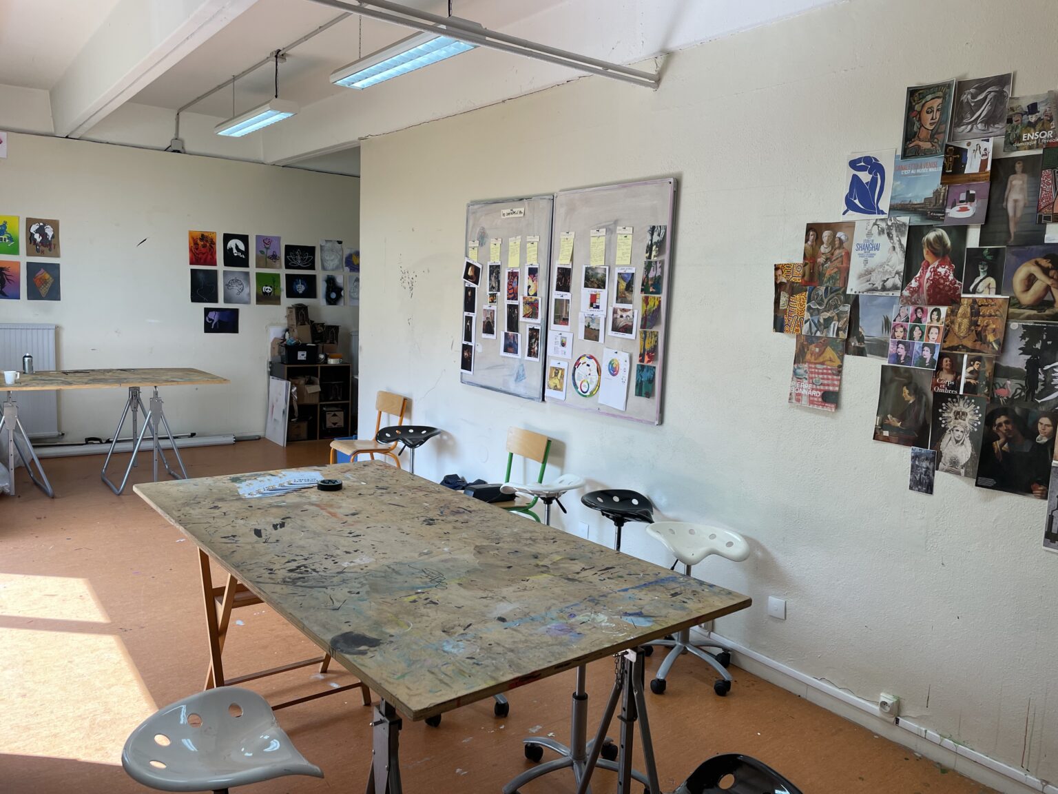 Intérieur de la salle d'arts plastiques