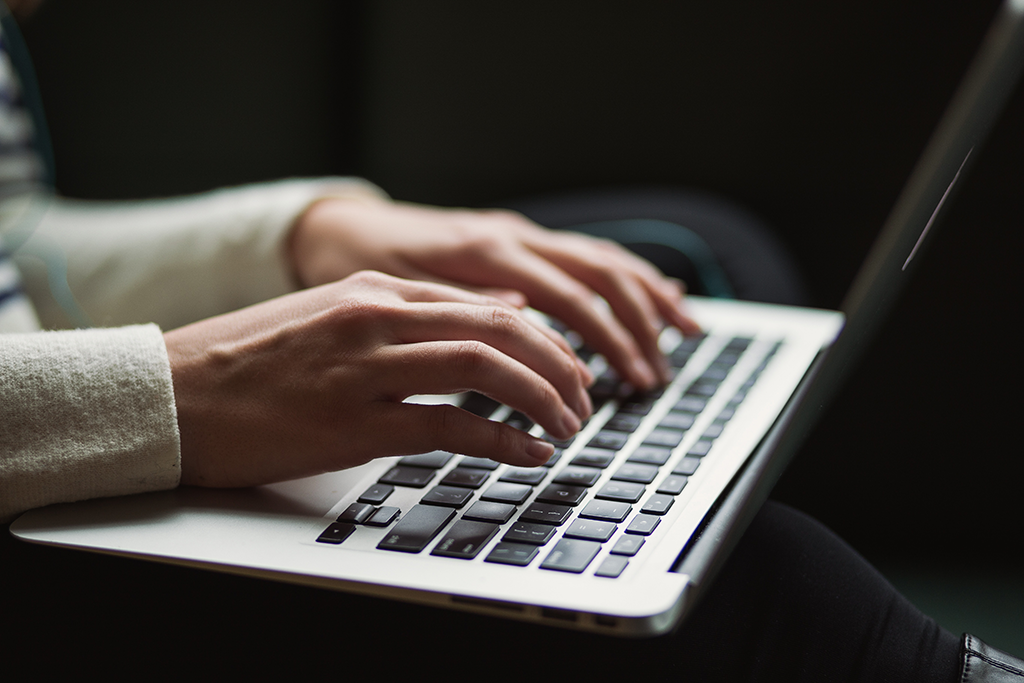 étudiant sur son ordinateur portable