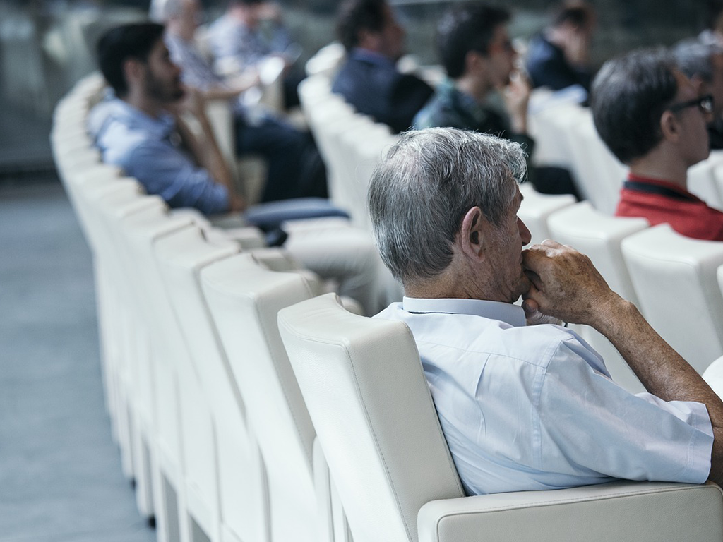 Photo de personnes attentives dans un amphithéâtre