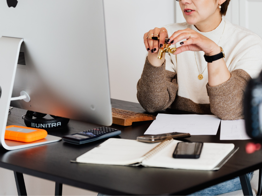 Photo d'une personne en visioconférence à son bureau