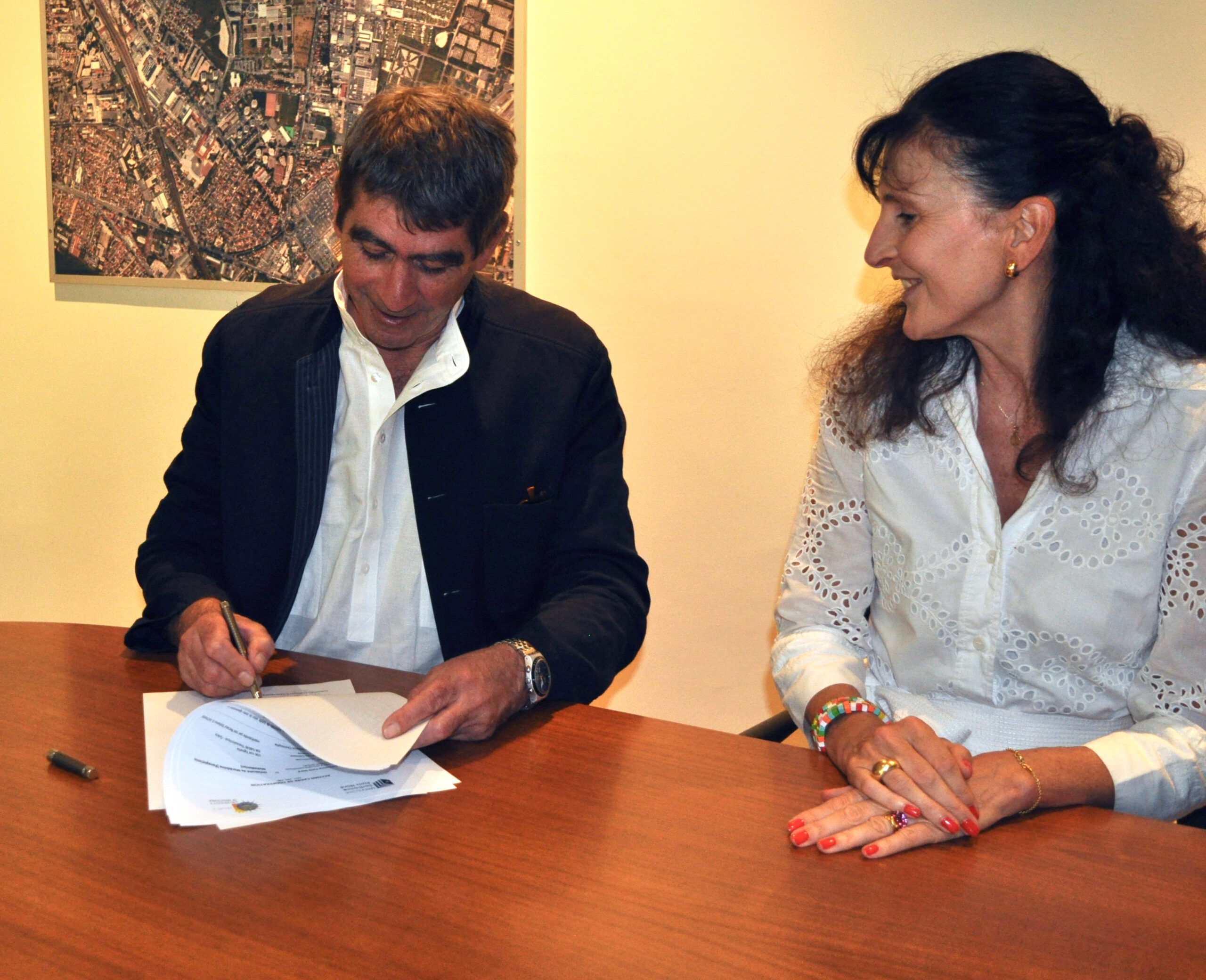 Photo de Christophe Fouqueré et Anne Fauchon signant la convention de partenariat entre l'IdEF et l'USPN